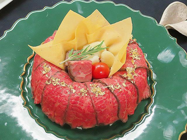 画像: 【黒毛和牛のローストリース】浅草今半 黒毛和牛のすき焼きを包んだ酢飯の上にローストビーフがたっぷり。肉好きにはたまらない豪華な一品です。