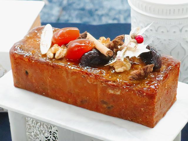 画像: 【大人のフルーツケーキ】 ラム酒に一晩漬け込んだチェリーやオレンジ、パインなどのドライフルーツがたっぷり入っています。きび砂糖を使ったコクのあるやさしい甘さの生地の中に、甘酸っぱい酸味が楽しめるフルーツケーキです。