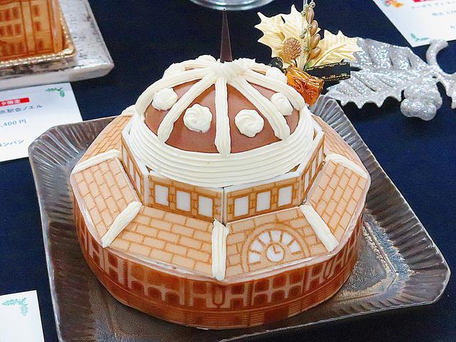 画像: 【駅舎のフルーツケーキ】コロンバン 東京駅舎ドームをモチーフにしたフルーツケーキです。切ってしまうのがもったいない再現度です。中のフルーツケーキはしっとりと口当たりがよく、ほどよい甘さです。