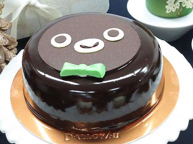画像: 【Suicaのペンギンアーシテクスチュール】ダロワイヨ Suicaのペンギンの顔なチョコレートケーキです。かわいらしいケーキにはワッフル生地が使われ、中にはホイップクリームと黄桃が入っています。