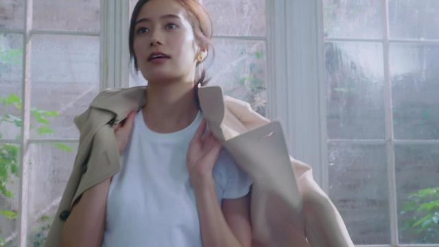 画像6: 吉田志織、肌を脱ぐ!トレンチコート姿やヨガウェア姿でヘルシーな魅力を披露