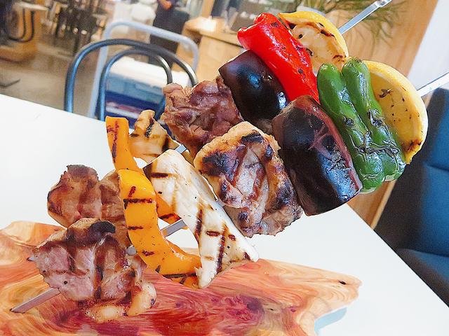 画像: 【山伏ポークと秋野菜のブロシェット】SALON BUTCHER & BEER 山伏ポークを日本海の海水を100%使用したお塩の'白いダイヤ'で味付けました。