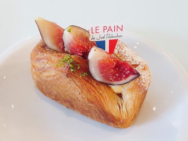画像: 【新潟産黒イチジクのデニッシュ】LE PAIN de Joël Robuchon 黒イチジクにフランボワーズジャムを合わせたデニッシュです。サクサクなデニッシュ、黒イチジクのとろり&プチプチ!いろいろな食感が楽しめます。
