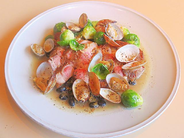 画像: 【山形県庄内産 山伏ポークのジョスパーグリル〜アレンティージョ風〜】tavern on S<és> 山伏ポークとあさりのうま味がベストマッチ!互いにおいしさを引き立てあっています。 ポルトガル南部・アレンティージョ地方の郷土料理だそうです。