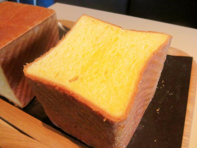 画像: 【素王卵 金の食パン】ベーカリー&レストラン 沢村 素王卵をふんだんに練りこんだ贅沢な食パンです。濃い黄色は卵の黄身の色だそうで、映えますね。