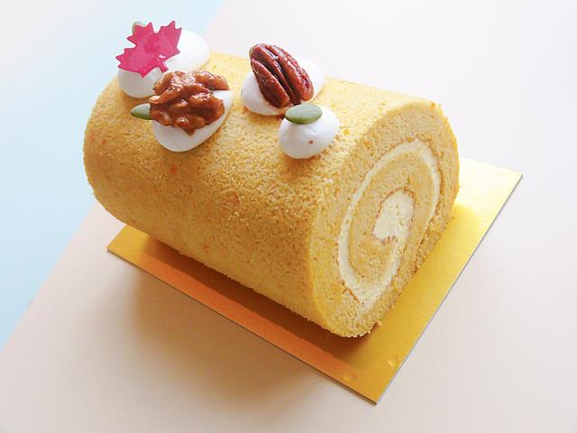 画像: 【栗かぼちゃのメープル米粉ロール】Lady Bear ほっこりあまい新潟県産栗かぼちゃのロールケーキです。米粉を使っているので、もっちりしっとりとしています。白砂糖不使用&グルテンフリーです。