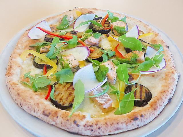 画像: 【庄内秋鮭のコンフィと庄内野菜のピッツア】800° DEGREES NEAPOLITAN PIZZERIA 秋鮭と砂丘なすなどの庄内野菜がたっぷりのった限定ピッツァです。店内で焼き立てを食べてくださいね。