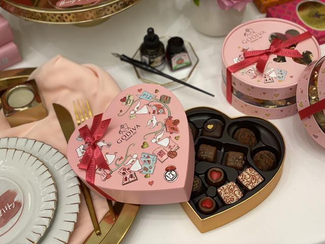 画像1: カカオからはじまる、6つの物語-chocolate collection-〜紀元前のはじまりから奇跡の発明や魅惑の出会いを経て、甘やかに優雅に年を重ねてきたチョコレートをひと箱に〜
