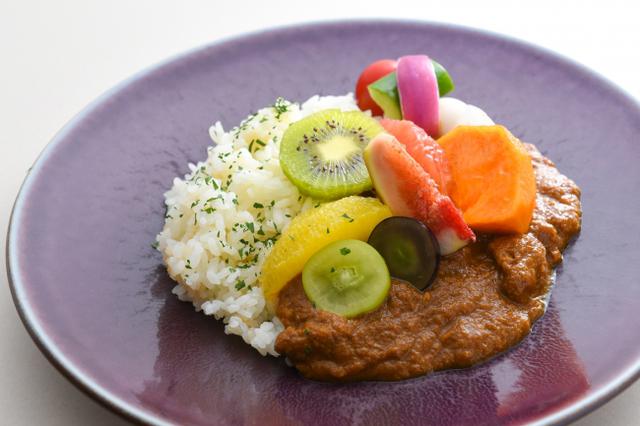 画像: 「秋の果実を乗せたTHE HOUSEカレー(果実のスープ付)」 価格:1,760円(税込)