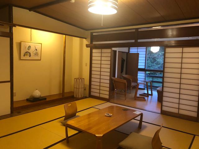 画像1: 本間と奥の間に分かれた広々とした客室