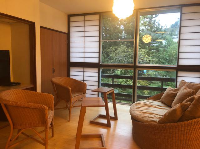 画像2: 本間と奥の間に分かれた広々とした客室