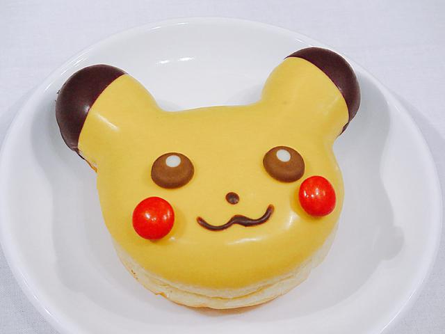 画像: ●ピカチュウ ドーナツ ホイップ入りのふわふわ生地をバナナ風味のチョコでコーティングしました。 本体価格 240円(税抜) テイクアウト 259円(税込) イートイン 264円(税込) バナナ風味のチョコでコーティングしたピカチュウの顔の中にホイップがたっぷり入っています。