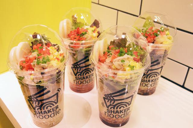 画像1: 『SHAKER noodle』シャカシャカ振って楽しい新感覚ラーメン!?ピリ辛しょうゆ味&あたたかい麺が新登場!