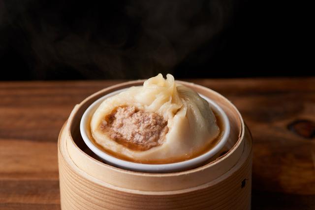 画像: 旨味たっぷりの肉汁が入った「大籠包(450円/税込)」