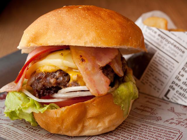 画像: ・ベーコンチーズバーガー 1,800円(税込/ポテト・ドリンク付)