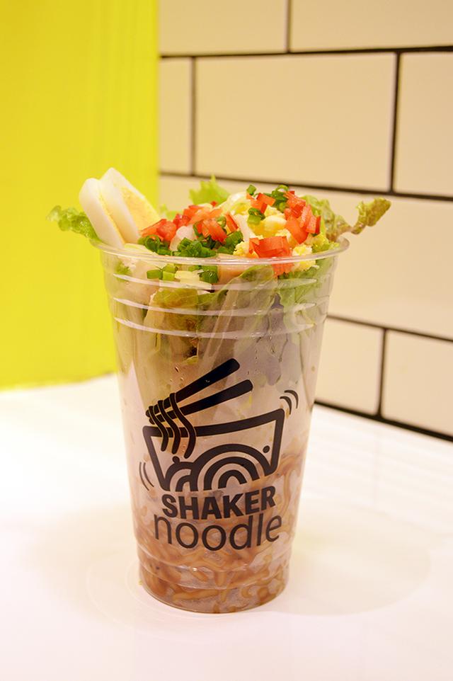 画像7: 『SHAKER noodle』シャカシャカ振って楽しい新感覚ラーメン!?ピリ辛しょうゆ味&あたたかい麺が新登場!