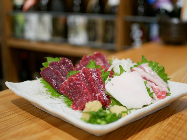 画像: 名物「馬刺しの盛り合わせ(2980円税別)」