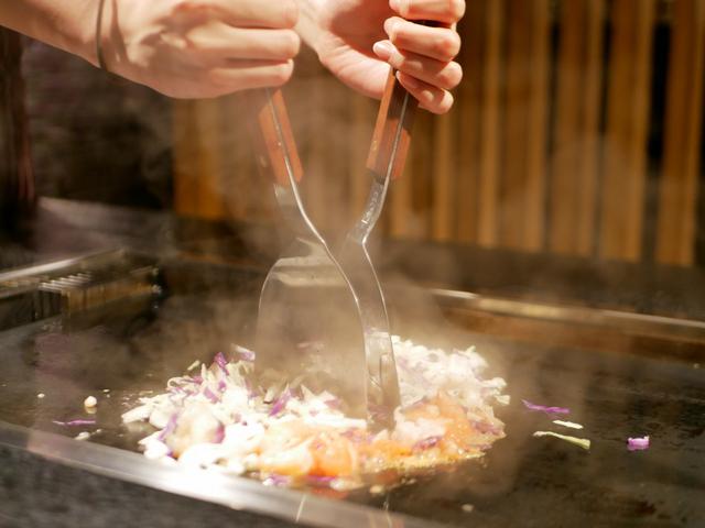 画像: シャンパンを片手に楽しむ創作系もんじゃ焼き「お江戸もんじゃラムネ」