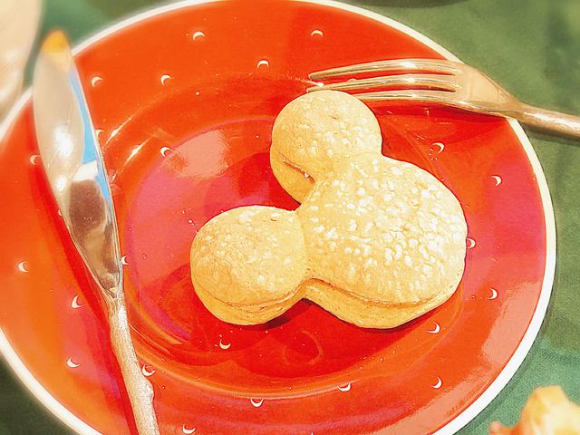 画像: ミッキーの形をしたパンケーキサンドです。かわいい~!!これはミッキー好きにはたまりませんね!ふわふわなキャラメル香パンケーキの中に、刻んだローストアーモンド入りのキャラメルクリームが入っています。 © Disney