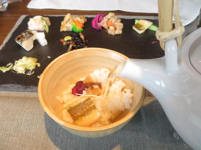 画像: ランチのご飯は長野県佐久市から直送のコシヒカリ!なんとおかわり自由なので、手巻きずしにしたりお茶漬けにしたりと楽しむことができます。