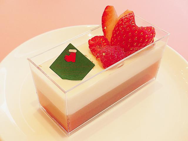 画像: HONG KONG SWEETS 果香「ホワイト クリスマス」 クリスマスカラーの赤と白のコントラストがキレイなスイーツ。苺とラズベリーのムースと杏仁豆腐です。つるんと甘酸っぱい!キラキラ輝く金粉がホワイトクリスマスをイメージさせます。