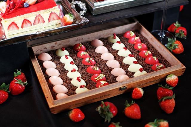 画像: 【苺のショコラ】 苺ソースを詰めたかわいいチョコレート。思わず全色食べちゃう可愛さと甘さ。