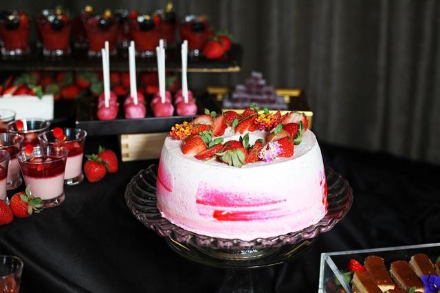 画像: 【苺のシフォンケーキ】 苺パウダーを練りこみ、ふわふわに焼き上げたシフォンケーキ。