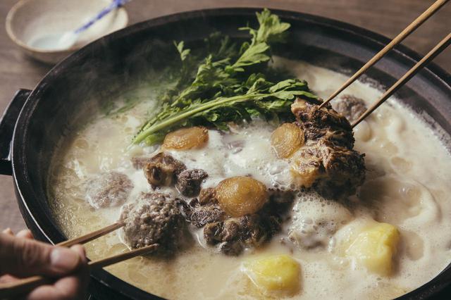 画像: ▼『焼肉うしごろ 銀座店』限定 コムタン鍋コース(10,000円) 改良し続けている「自家製コムタン」に手間をかけて仕込んだ「白湯」と深みを出す「テールスープ」を重ねてベースとなるスープを作り上げました。箸で簡単にほぐれる程に柔らかく煮込み味を染み込ませた牛テール、特製のつくねやジャガイモ、春菊と一緒にお召し上がりください。