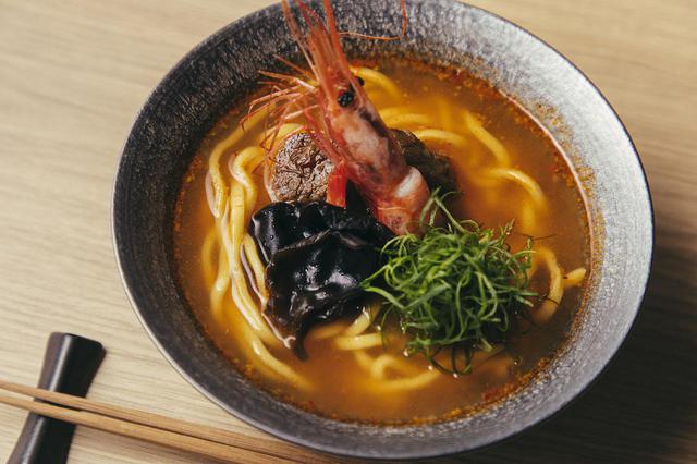 画像: ▼『うしごろ貫』海老味噌ラーメン(700円) 殻ごと潰した甘海老をじっくり煮込んで凝縮した出汁をとり、海老味噌を加えて濃厚なスープを完成させました。太めの中華麺とよく絡み、海老好きにはたまらない〆の逸品です。