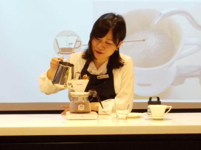 画像: おいしいコーヒーの淹れ方実演~村田果穂さん