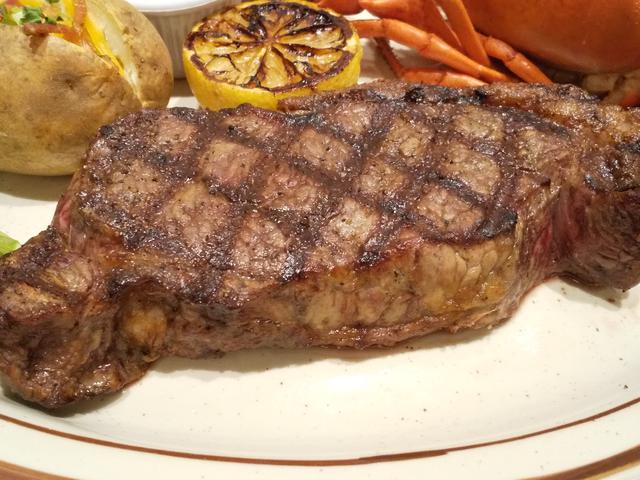 画像: Certified Angus Beef ニューヨークカットステーキ 1ポンド ニューヨークカットとは1ポンド(約 450g)にカットした厚切りステーキのこと でアメリカでは定番のご馳走です。高品質なCAB サーロインのジューシー な旨みとバランスのとれた赤身の美味しさが味わえます。 サラダバー1名様分付 5,980 円(税別) サラダバー2名様分付 7,480 円(税別)