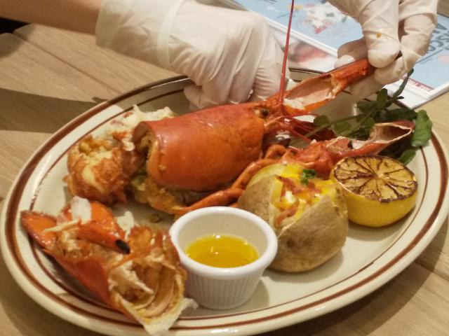 画像: スチームホールロブスター もう一つのメイン料理、東海岸北部のシーフードと言えば、北大西洋の冷た い海水で育った旨みたっぷりのロブスター。オーダー毎にスチーム調理します。 グリルレモンとガーリックバターでシンプルに、ロブスターの旨みを存分にお楽し みください。 サラダバー1名様分付 3,780 円(税別)