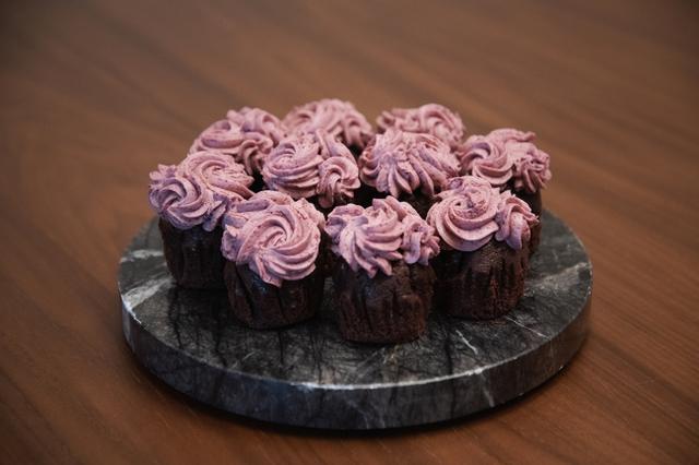 画像: ダークチェリーのカップケーキ(1 個):400 円 カカオのケーキの中に、ダークチェリーのコンポートを詰め、バタークリームをトッピング。しっとりした食感で、甘さ控えめな大人のカップケーキです。