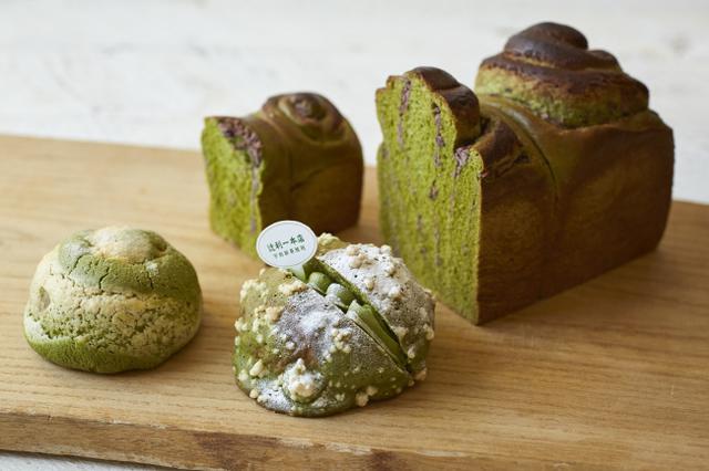 画像: 左から時計回りに「宇治抹茶のメロンパン」、「宇治抹茶&あんこのスイートブレッド」、「宇治抹茶のあんこ食パン」、「クッキーサンド 宇治抹茶クリーム」