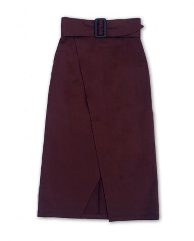 画像: 美脚ラップ風スカート ¥13200(税込) 腰回りの立体裁断とストレッチ素材で、タイトでありながら着心地は驚くほど楽なスカート。美脚に見せつつ、歩いても膝が見えない絶妙なスリットが上品な一枚。