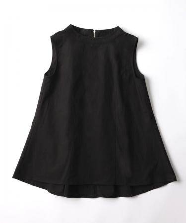 画像: 美シルエットノースリーブブラウス￥9900(税込) 下着が透けにくく、脇からも見えない絶妙な脇開き。後ろ下がりでお尻を隠しつつ、前からは脚長に見えるデザインに。インもアウトも可能な Aラインシルエット。