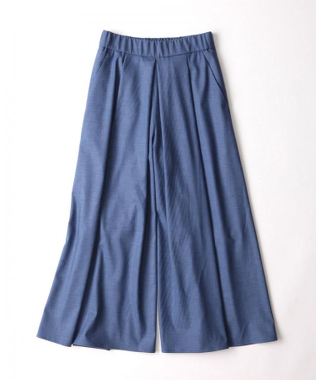 画像: 脚長ワイドパンツ ¥13200(税込) 計算されたタックでスカート見えするワイドパンツ。長時間座ってもシワになりにくい素材、見えてもおしゃれでストレスフリーなウエストゴム、大きめポケットが機能的。