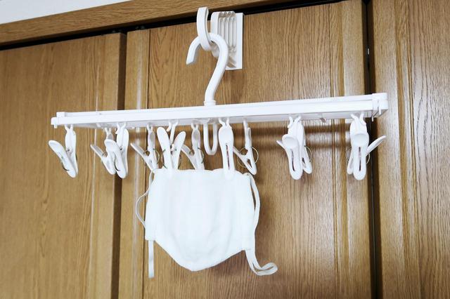 画像: 桶から出し、タオルに挟んでたたいて水気をとります。形を整えて洗濯ピンチで陰干しします。