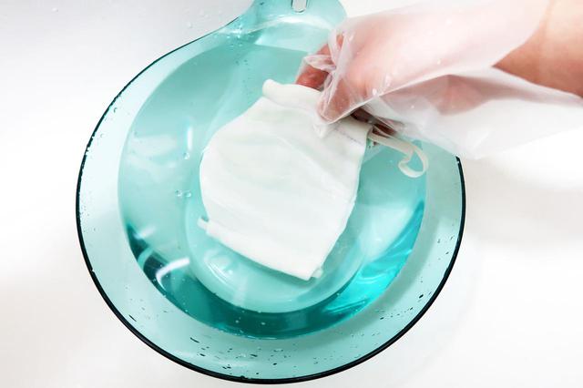 画像: 2回すすぎます。漂白剤がしっかり落ちるようにもう一度水道水をためてやさしくすすぎましょう。