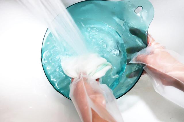 画像: 桶に水道水をためてマスクの漂白剤をたっぷりの水ですすぎます。(もみ洗いはしない)