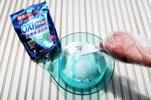 画像: 桶に40~60度のお湯(または水)1Lを入れ、オキシウォッシュ7.5g(1kg付属スプーンの1/4杯、または小さじ1杯強)を入れます。