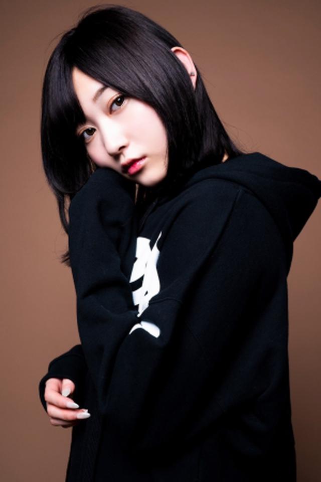 画像: UVERworldのTAKUYA∞が撮影した、志田愛佳のオフショット写真