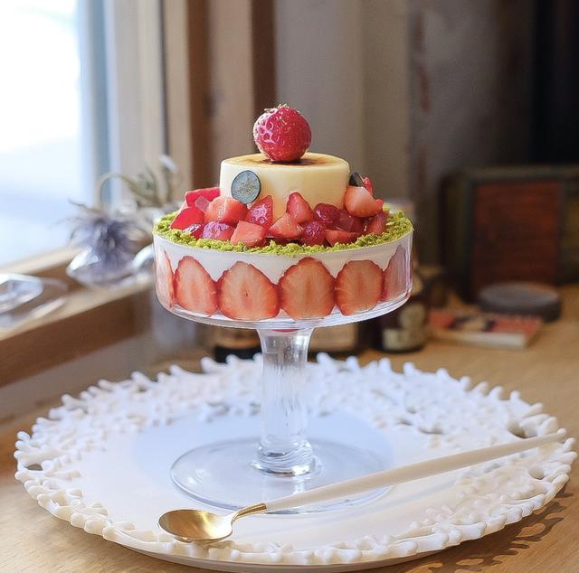 画像: ウェディングケーキのような“ピュイダムール オ フレーズ”。
