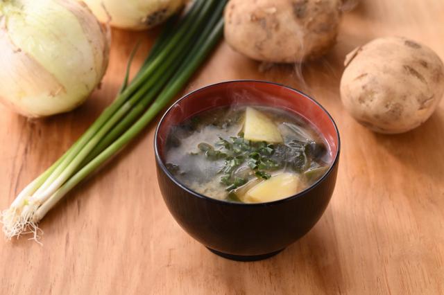 画像: 季節のお味噌汁 170円+税 芳醇な香りと甘みのある麦味噌を季節の野菜と合わせて
