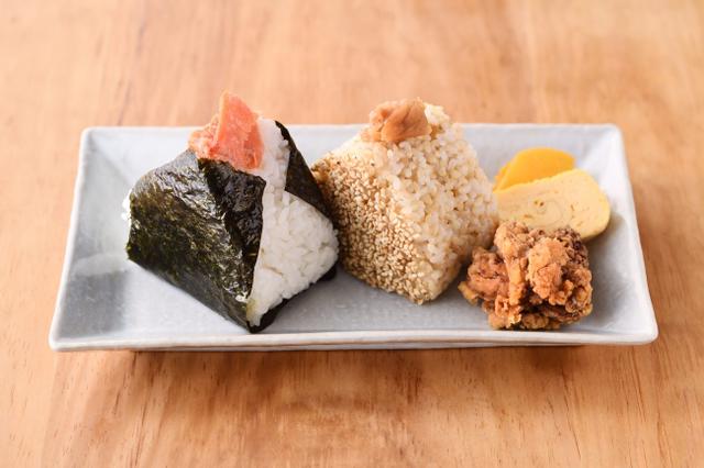 画像: おむすびセット 500円+税〜 おむすび2個+唐揚げ+玉子焼き+漬物