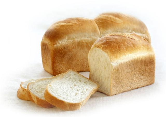 画像: ●ハードトースト(772 円、1/2 本 386 円) トーストしてお召し上がりいただくと外はカリッとした食感で 中はもっちりとして口どけも良く、ほんのり塩味を感じあっさりとした味わいです。表面が軽く色づく程度にトーストしていただくと、より美味しくお召し上がりいただけます。