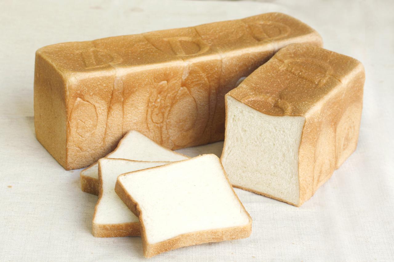 画像: ●さわやかな食卓（879 円、1/2 本 440 円） 歯切れがよく、もっちりとした食感の食パン。ほんのり甘みを感じる味わいで、サンドウィッチなどお子様にも食べやすい食パンです。