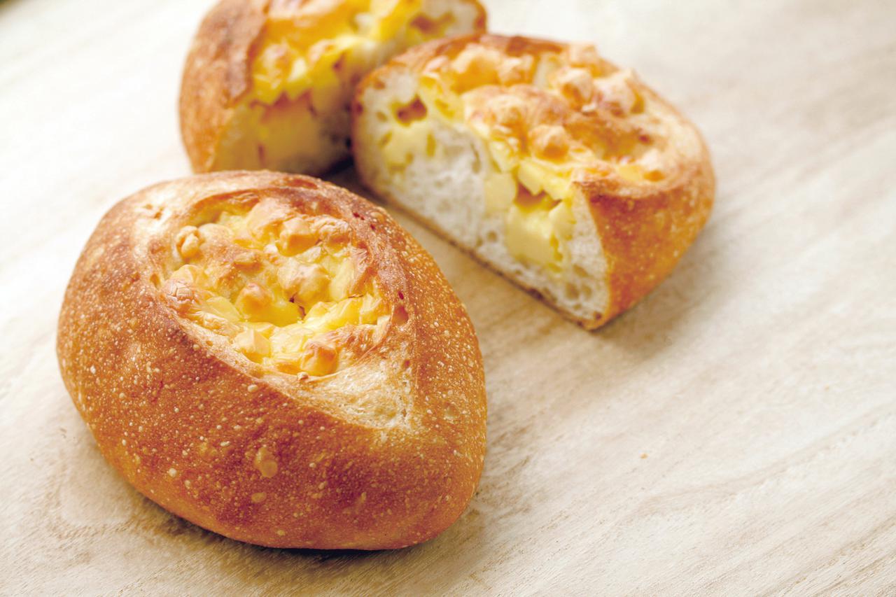 画像: ●フロマージュクッペ（307 円） フランスパンにプロセスチーズを包んで焼き上げました。