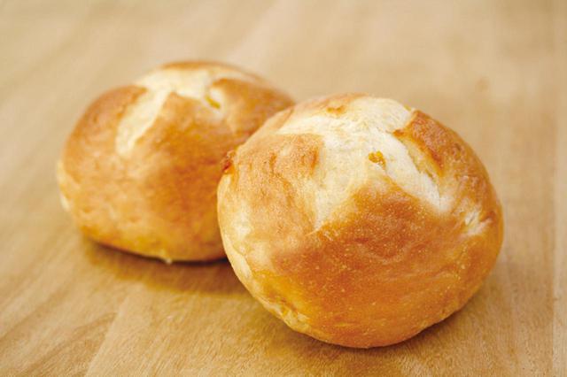 画像: ●コーンパン(大)(159 円) スイートコーンの入った直焼きのパンです。 人気ロングセラー商品の一つです