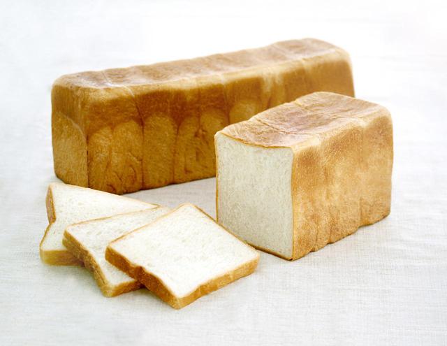 画像: ●パン・ド・ミ(角)(1,062 円、1/2 本 532 円) もっちり感としっとりした食感が特徴のオールマイティーに使える食パン。蓋をして焼くため中身の密度が高く、濃厚な味わいです